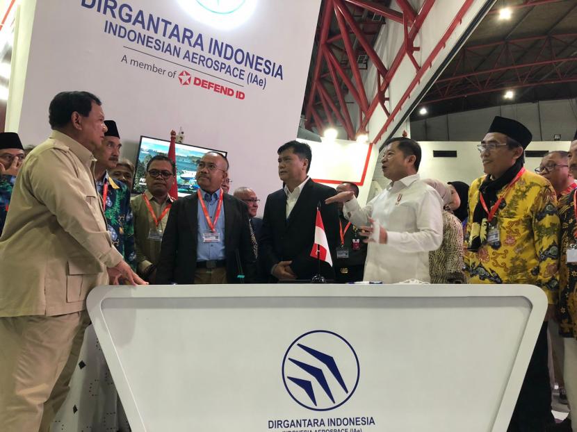 Menteri Pertahanan Prabowo Subianto dan Menteri PPN/Kepala Bappenas Suharso Monoarfa usai penandatanganan pembelian 11 pesawat N219 oleh PT KLI kepada PT DI di Indo Defence 2022, JIExpo, Kemayoran, Jakarta Pusat, Kamis (3/11/2022).