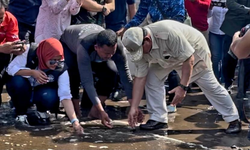 Menteri Pertahanan, Prabowo Subianto dan Pendiri komunitas Pandu Laut Nusantara, Susi Pudjiastuti, berparisipasi dalam pelepasliaran tukik Penyu Lekang di Pesisir laut Selatan Jawa, dalam kegiatan penyelamatan lingkungan, yang didukung oleh Pertamina Patra Niaga Regional Jawa Bagian Tengah, di Pangandaran dan Cilacap, Senin (17/7)