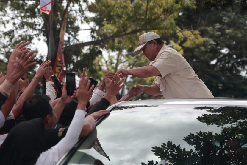 Menteri Pertahanan Prabowo Subianto disambut antusias saat tiba di Blora, Kamis (18/1/2024).