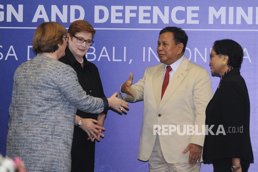 Menteri Pertahanan Prabowo Subianto (kedua kanan) berjabat tangan dengan Menteri Pertahanan Australia Linda Reynolds (kiri) disaksikan Menteri Luar Negeri Retno Marsudi (kanan) dan Menteri Luar Negeri Australia Marise Payne (kedua kiri) saat pertemuan bilateral di Nusa Dua, Badung, Bali, Jumat (6/12/2019). 