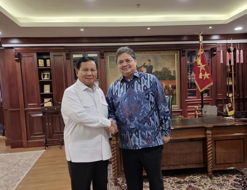 Menteri Pertahanan sekaligus Ketum Gerindra Prabowo Subianto (kiri) bertemu dengan Menteri Koordinator Bidang Perekonomian sekaligus Ketum Golkar Airlangga Hartarto (kanan) di kantor Kemenhan, Jakarta Pusat, Selasa (11/4/2023).