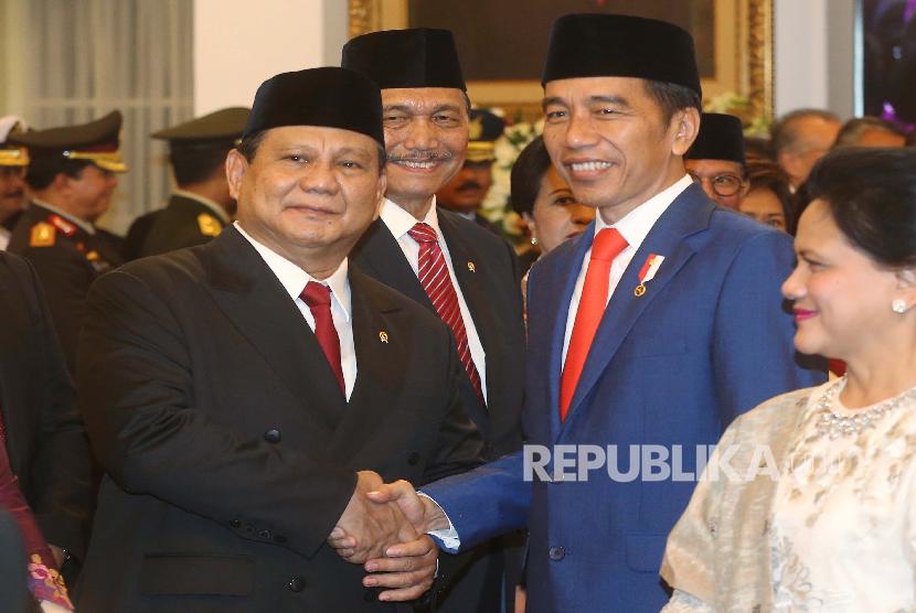 Menteri Pertahanan, Prabowo Subianto (Kiri) usai dilantik oleh Presiden RI, Joko Widodo (Kanan)