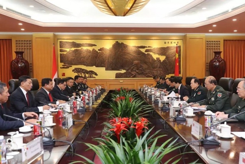 Menteri Pertahanan, Prabowo Subianto, melakukan pertemuan dengan Menteri Pertahanan Nasional Cina, Jenderal Wei Fenghe di gedung utama Kementerian Pertahanan Nasional RRC di kawasan Deshengmen, Beijing, Senin (16/12).