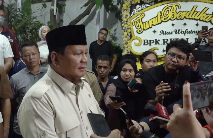 Menteri Pertahanan Prabowo Subianto melayat ke kediaman Rizal Ramli, Rabu (2/1).