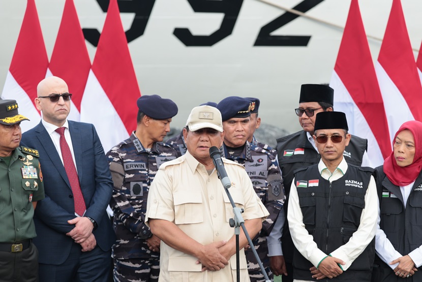 Menteri Pertahanan Prabowo Subianto melepas keberangkatan kapal rumah sakit TNI KRI dr. Radjiman Wedyodiningrat-992 untuk mengirim bantuan ke Palestina via Mesir.