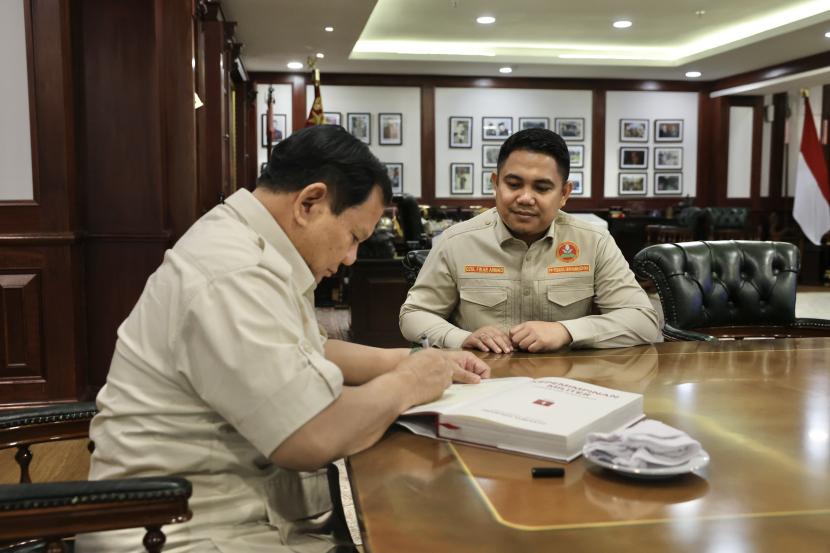 Menteri Pertahanan Prabowo Subianto menerima kunjungan Ketua Umum (ketum) PP Pemuda Muhammadiyah Dzul Fikar Ahmad dan jajaran di Kantor Kementerian Pertahanan, Jakarta, Senin (2/10/2023). 