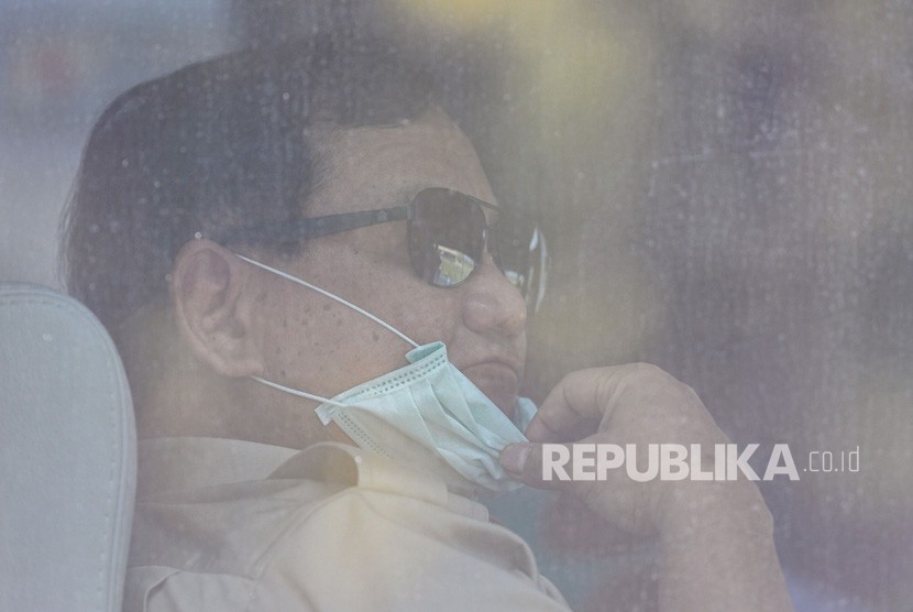 Menteri Pertahanan Prabowo Subianto menggunakan masker saat akan mengunjungi Warga Negara Indonesia (WNI) yang menjalani masa observasi pascaevakuasi dari Wuhan.
