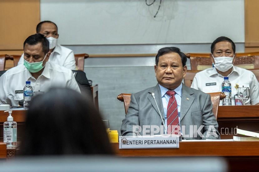 Menteri Pertahanan Prabowo Subianto mengikuti rapat kerja dengan Komisi I DPR di Kompleks Parlemen, Senayan, Jakarta, Kamis (27/1/2022). Kemenhan baru-baru ini mengajukan gugatan ke PN Jakarta Pusat untuk menghindari sanksi denda dari vendor pengadaan satelit Navayo International AG.