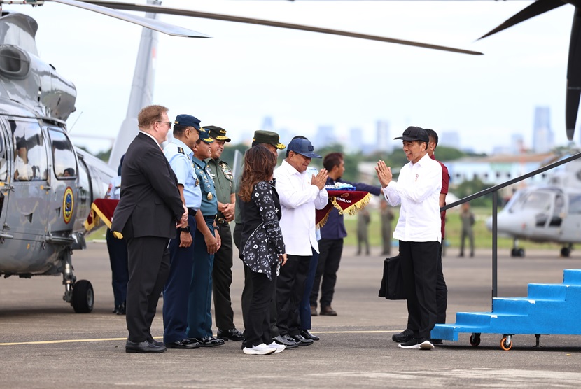Menteri Pertahanan, Prabowo Subianto menyerahkan secara simbolis pesawat keempat C-130J Super Hercules kepada Kepala Staf Angkatan Udara (KSAU) Marsekal TNI Fadjar Prasetyo di Terminal Selatan