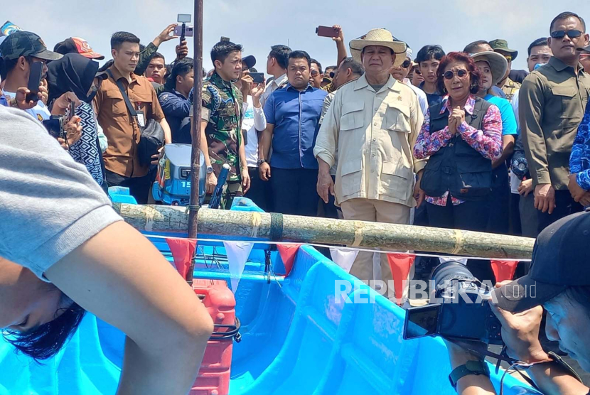 Menteri Pertahanan Prabowo Subianto mengunjungi Pelabuhan Pendaratan Ikan (PPI) Cikidang, kawasan Pantai Pangandaran, Kabupaten Pangandaran, Rabu (11/10/2023). Kedatangan Prabowo ke Kabupaten Pangandaran disambut oleh Susi Pudjiastuti.Dalam kunjungannya itu, Prabowo menggelar aksi bersih-bersih pantai. Prabowo juga memberikan 10 unit perahu untuk nelayan. 