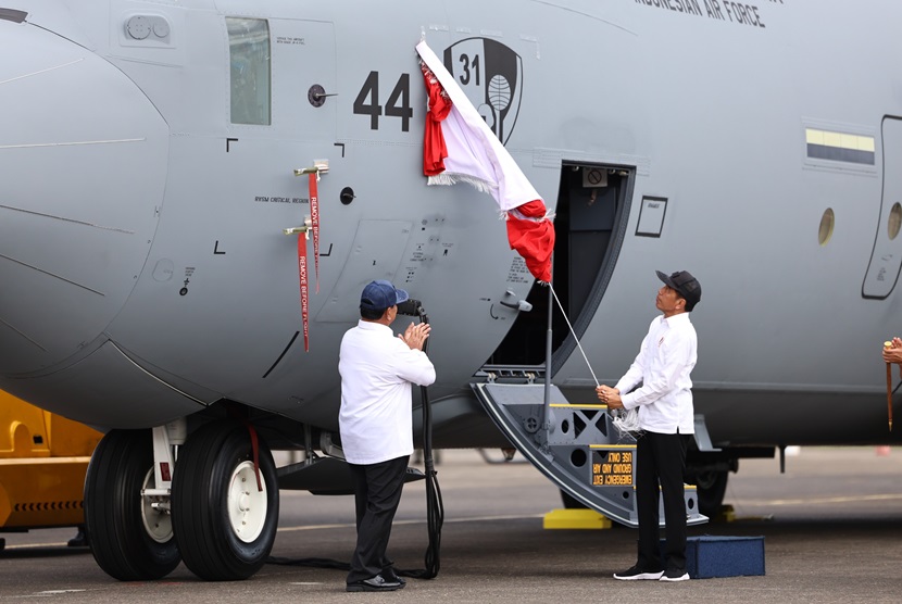 Menteri Pertahanan Prabowo Subianto mengunjungi PT PAL Indonesia untuk melakukan inspeksi terkait modernisasi atau refurbishment kapal di Dermaga Divisi Kapal Perang, Surabaya, Selasa (23/1).