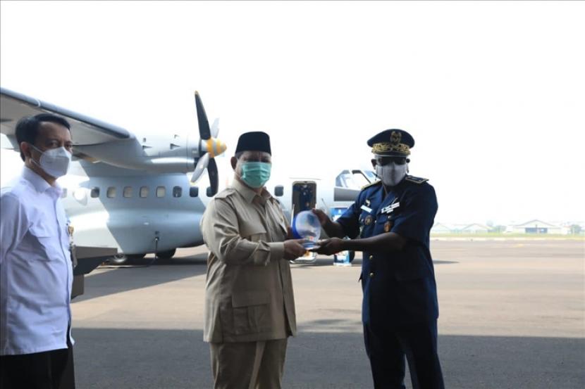 Menteri Pertahanan Prabowo Subianto menyerahkan pesawat buatan dalam negeri CN235-220 MPA kepada Angkatan Udara Republik Senegal di Hanggar Fixed Wing PT. Dirgantara Indonesia (PTDI) Bandung pada 18 Maret 2021.