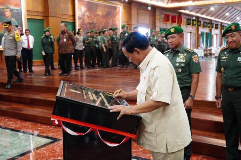 Menteri Pertahanan Prabowo Subianto meresmikan sebuah ruangan di Kompleks Akademi Militer.