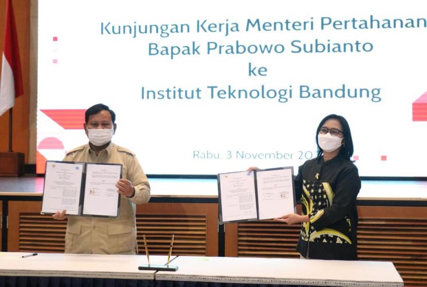 Menteri Pertahanan Prabowo Subianto pada Rabu (3/11) menyambangi Institut Teknologi Bandung (ITB) untuk bertukar pikiran dengan para ahli teknologi pertahanan terkait kontribusi yang bisa diberikan untuk kemajuan pertahanan negara.