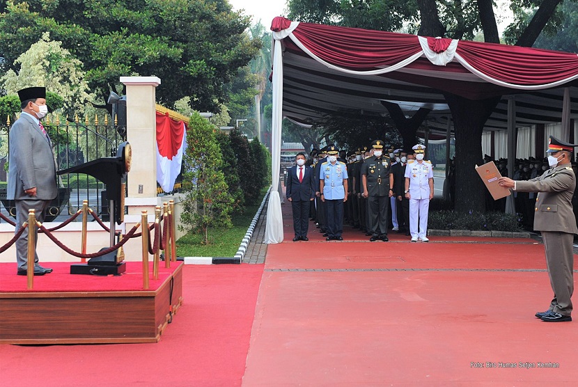 Menteri Pertahanan Prabowo Subianto saat memimpin upacara memperingati Hari Bela Negara (HBN) ke-73 Tahun 2021 di Pelataran Monumen Tugu Api Dr. (H.C.) Ir. Soekarno di Kemhan, Jakarta, Ahad (19/12).