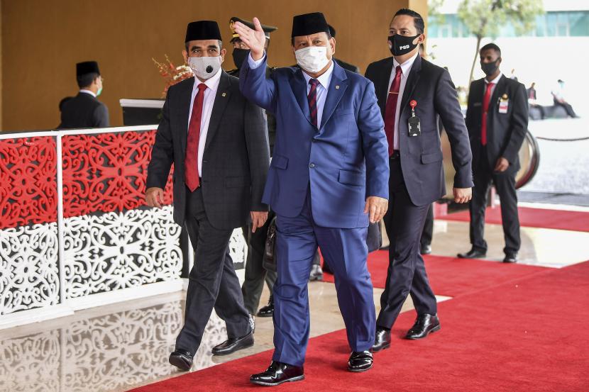 Menteri Pertahanan Prabowo Subianto (tengah) bersama Sekjen Partai Gerindra Ahmad Muzani (kiri)