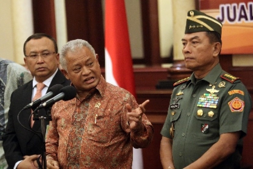 Menteri Pertahanan Purnomo Yusgiantoro didampingi Panglima TNI Jenderal Moeldoko di Kementrian Pertahanan, Rabu (18/12).