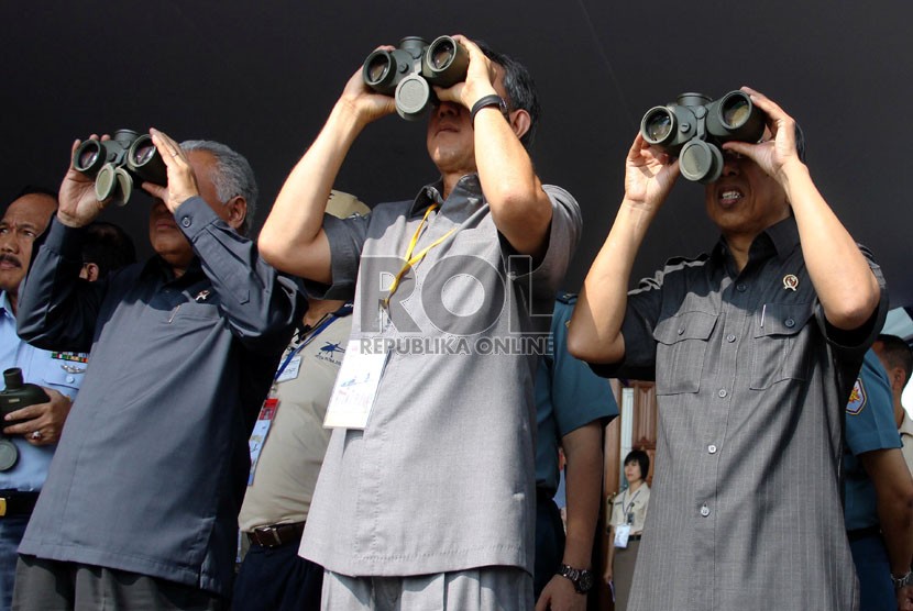   Menteri Pertahanan Purnomo Yusgiantoro (kiri), didampingi Menristek Gusti Muhammad Hatta (kanan), dan Kepala BPPT Marzan A. Iskandar (tengah) menyaksikan uji coba pesawat tanpa awak Wulung di Lanud Halim Perdana Kusuma, Jakarta, Kamis (11/10).  (Yasin Ha