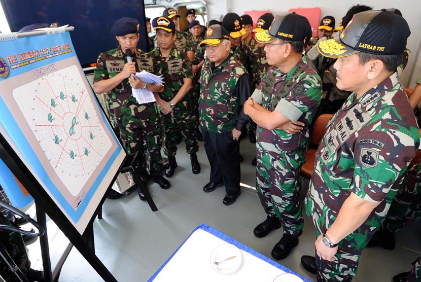 Menteri Pertahanan Purnomo Yusgiantoro (tengah) dan Panglima TNI Jenderal TNI Moeldoko (kedua kiri) mendengarkan paparan skenario latihan operasi gabungan dari Kapal Perang Republik Indonesia (KRI) Makassar di perairan Selat Madura, Jawa Timur, Selasa (3/6