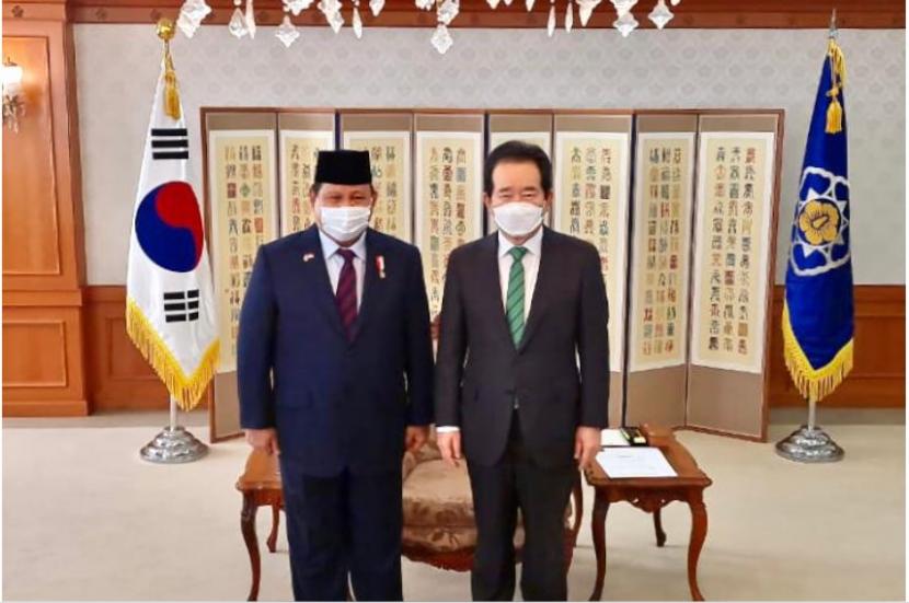Menteri Pertahanan Republik Indonesia Prabowo Subianto, Jumat (9/4), melaksanakan kunjungan kehormatan (courtesy call) kepada Perdana Menteri Republik Korea Chung Sye-Kyun, di Kantor Perdana Menteri RoK, Seoul, Korea Selatan.