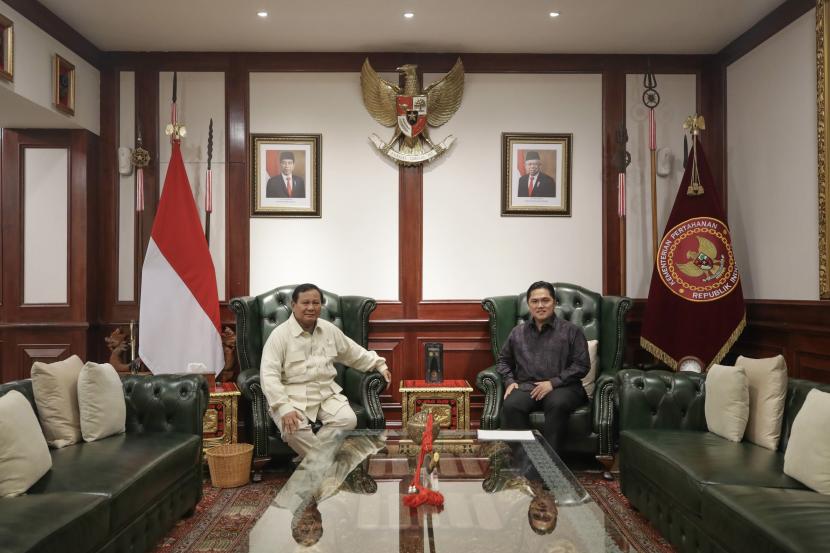 Menteri Pertahanan RI Prabowo Subianto bersama Menteri BUMN Erick Thohir saat melakukan pertemuan di Jakarta, Ahad (19/6/2022).