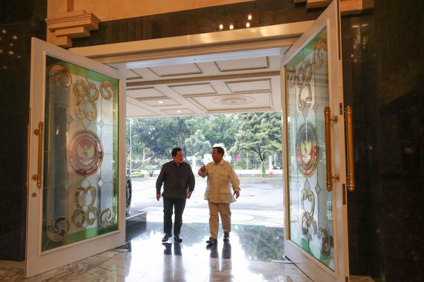 Menteri Pertahanan RI Prabowo Subianto (kiri) bersama Menteri BUMN Erick Thohir saat melakukan pertemuan di Jakarta, Ahad (19/6/2022). Selain membahas kerja sama industri pertahanan dengan BUMN, kira-kira apakah juga ada pembahasan soal 2024 di antara kedua menteri Kabinet Indonesia Maju itu?
