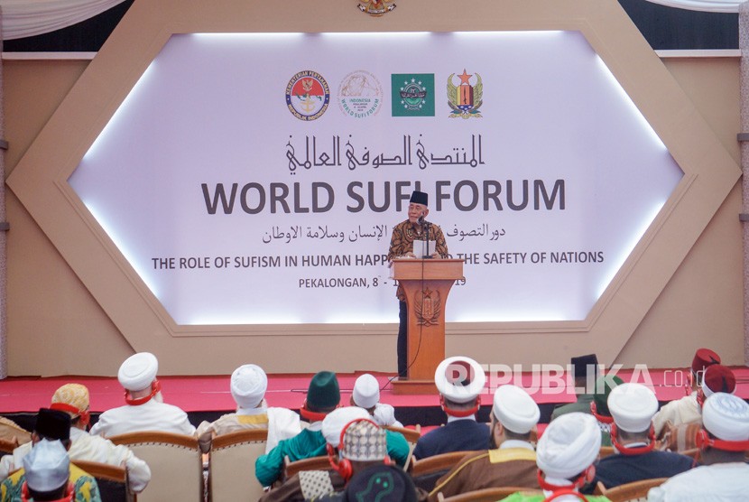 Menteri Pertahanan Ryamizard Ryacudu berpidato saat Konferensi Ulama Sufi Dunia yang dihadiri 91 ulama sufi dunia dari 36 negara di Kabupaten Pekalongan, Jawa Tengah, Senin (8/4/2019).