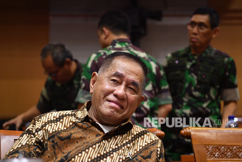 Menteri Pertahanan Ryamizard Ryacudu bersiap mengikuti rapat kerja dengan Komisi I DPR di kompleks Parlemen, Senayan, Jakarta, Senin (22/10/2018). 