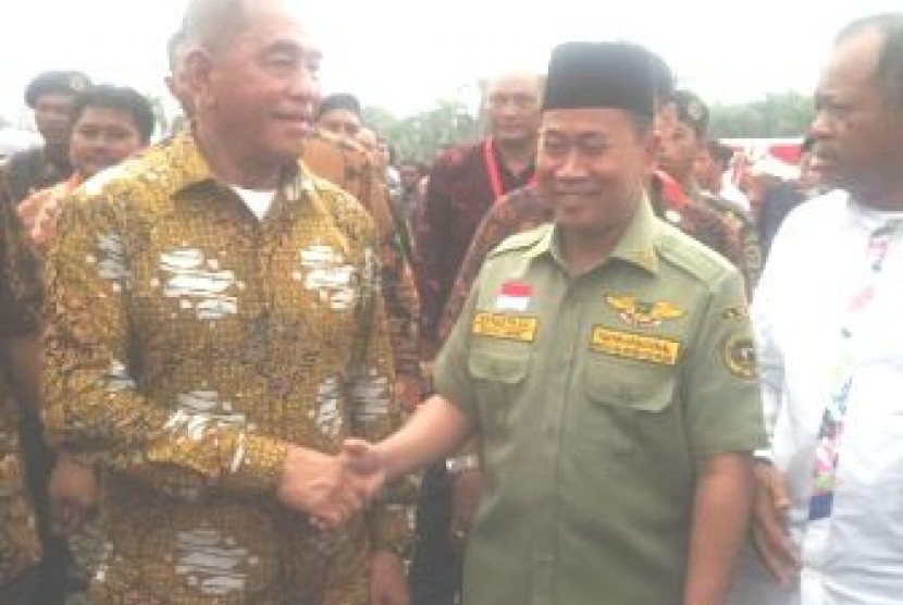 Menteri Pertahanan Ryamizard Ryacudu (kanan) berjabat tangan dengan Ketua Umum AMK PPP Sudarto, dalam Peringatan Hari Bela Negara di Jakarta, Sabtu (19/12)  