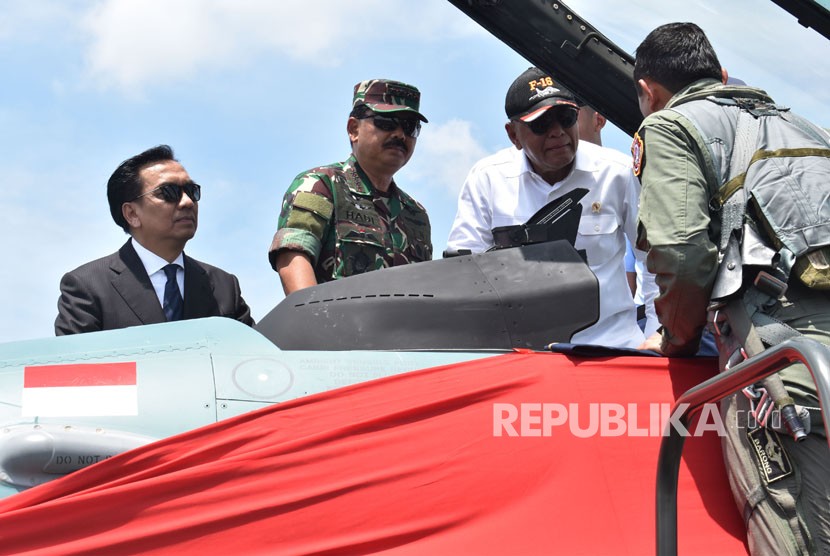 Indonesia's Defense Minister Ryamizard Ryacudu (third left) accompanied by TNI chief Marshal Hadi Tjahjanto (second left) talk to F-16's pilot during hand over of 24 units of F-16 jet fighters at Iswahjudi Magetan airbase, East Java, Wednesday (Feb 28). 
