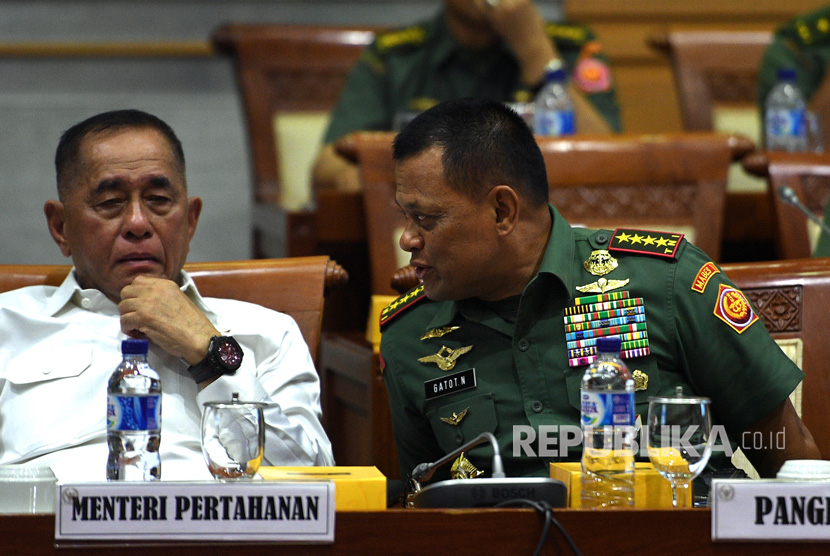 Menteri Pertahanan Ryamizard Ryacudu (kiri) dan Panglima TNI Jenderal TNI Gatot Nurmantyo berbincang dalam suatu rapat dengar pendapat dengan Komisi I DPR.