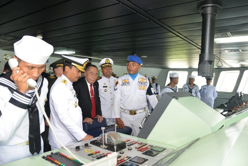 Menteri Pertahanan, Ryamizard Ryacudu, melaksanakan kegiatan serah terima kapal angkut tank (AT-4) KRI Teluk Lada-521 di Dermaga PT DRU, Panjang, Bandar Lampung, Selasa (26/2).