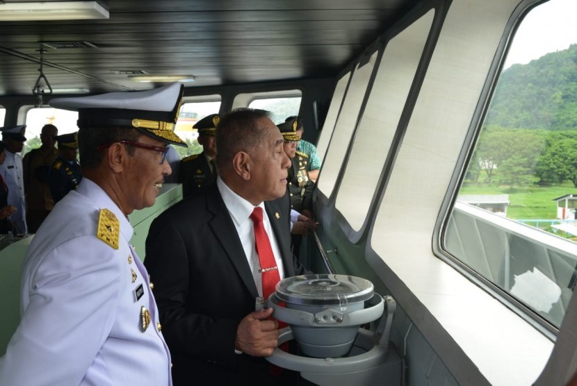 Menteri Pertahanan, Ryamizard Ryacudu, melaksanakan kegiatan serah terima kapal angkut tank (AT-4) KRI Teluk Lada-521 di Dermaga PT DRU, Panjang, Bandar Lampung, Selasa (26/2). 
