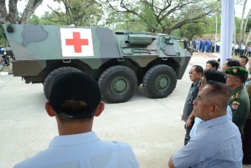 Menteri Pertahanan Ryamizard Ryacudu melihat Panser Anoa 2 saat kunjungannya ke PT Pindad (Persero), Senin (10/11).