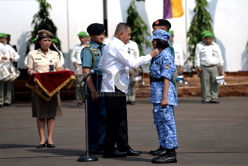 Menteri Pertahanan Ryamizard Ryacudu memasang tanda peserta kepada kader bela negara mengikuti upacara pembukaan pelatihan bela negara di Badiklat KeMenhan, Jakarta, Kamis (22/10).  (Republika/Wihdan)