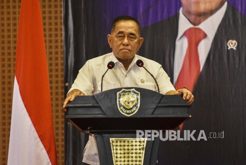Menteri Pertahanan Ryamizard Ryacudu memberikan arahan kepada prajurit Kodam III Siliwangi di Graha Tirta Siliwangi, Kota Bandung, Rabu (24/4).