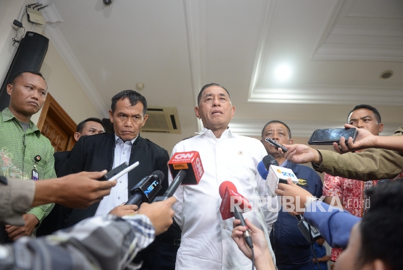 Menteri Pertahanan Ryamizard Ryacudu memberikan keterangan pers setiba di Bandara Halim Perdana Kusuma, Ahad (18/9)