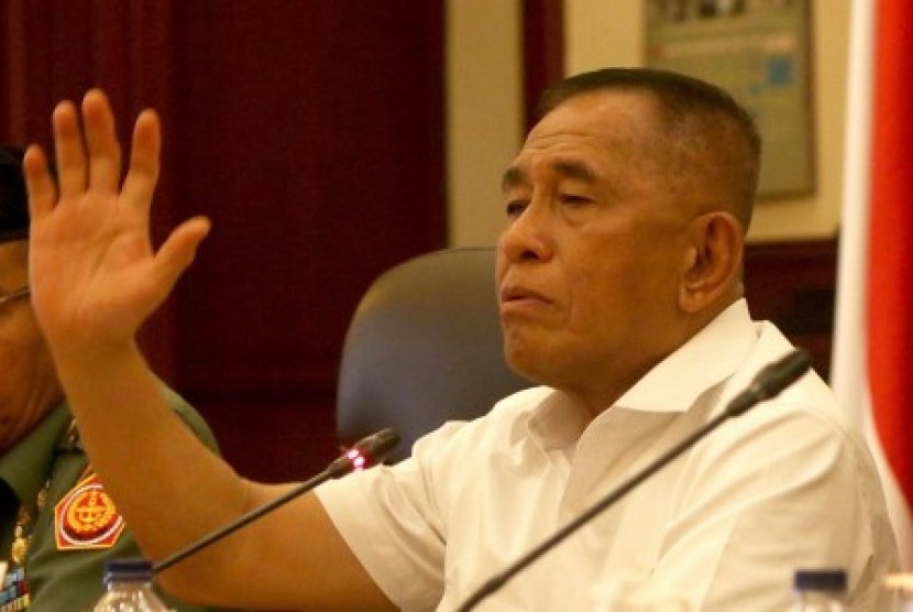 Menteri Pertahanan Ryamizard Ryacudu memberikan paparan terkait pembentukan kader bela negara di Jakarta, Senin (12/10).