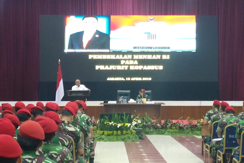 Menteri Pertahanan Ryamizard Ryacudu memberikan pembekalan kepada 448 Prajurit Kopassus, Senin (15/4) di Gedung Balai Komando Kopassus Jakarta. 