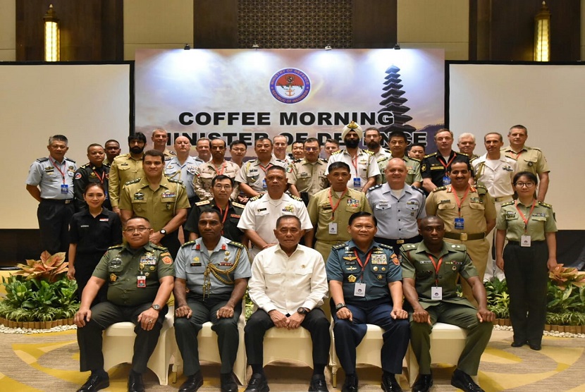 Menteri Pertahanan Ryamizard Ryacudu menghadiri acara coffee morning II dengan 34 Athan Residen dan Nonresiden beserta 20 Spouse Pertahanan negara sahabat, di Hotel Anvaya, Kuta, Badung, Bali, Selasa (25/6).