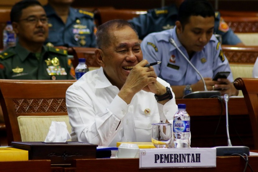 Menteri Pertahanan Ryamizard Ryacudu mengikuti rapat kerja dengan Komisi I DPR di Kompleks Parlemen, Senayan, Senin (9/7). 