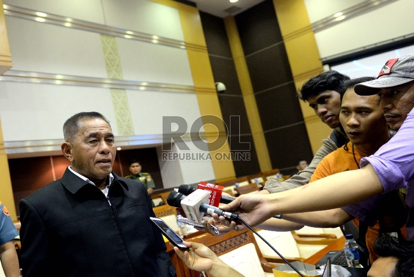  Menteri Pertahanan Ryamizard Ryacudu menjawab pertanyaan wartawan saat jeda rapat kerja bersama Komisi 1 DPR RI di Komplek Parlemen Senayan, Jakarta, Senin (21/9).  (Republika/Wihdan)