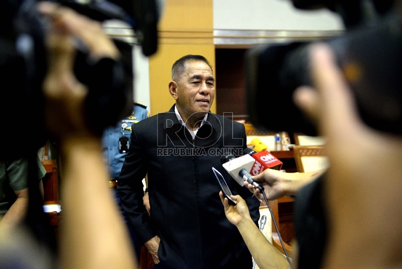  Menteri Pertahanan Ryamizard Ryacudu menjawab pertanyaan wartawan saat jeda rapat kerja bersama Komisi 1 DPR RI di Komplek Parlemen Senayan, Jakarta, Senin (21/9).  (Republika/Wihdan)