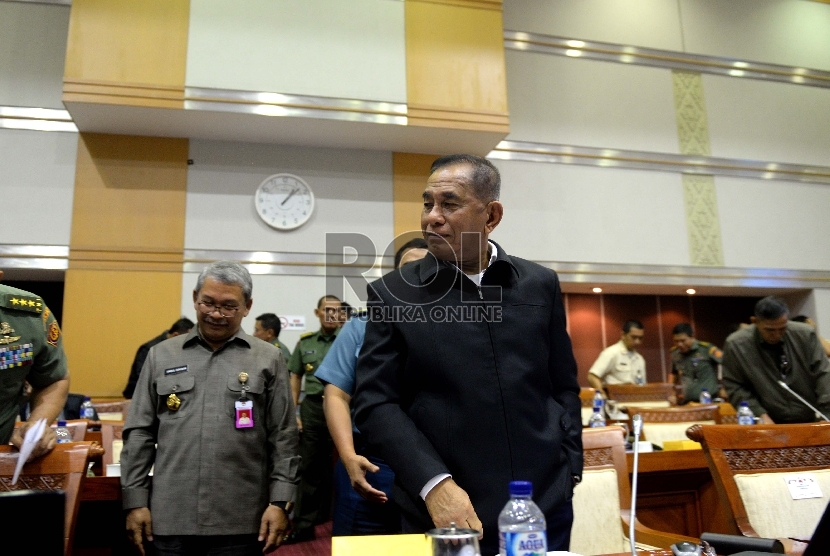  Menteri Pertahanan Ryamizard Ryacudu menjawab pertanyaan wartawan saat jeda rapat kerja bersama Komisi 1 DPR RI di Komplek Parlemen Senayan, Jakarta, Senin (21/9).  (Republika/Wihdan)