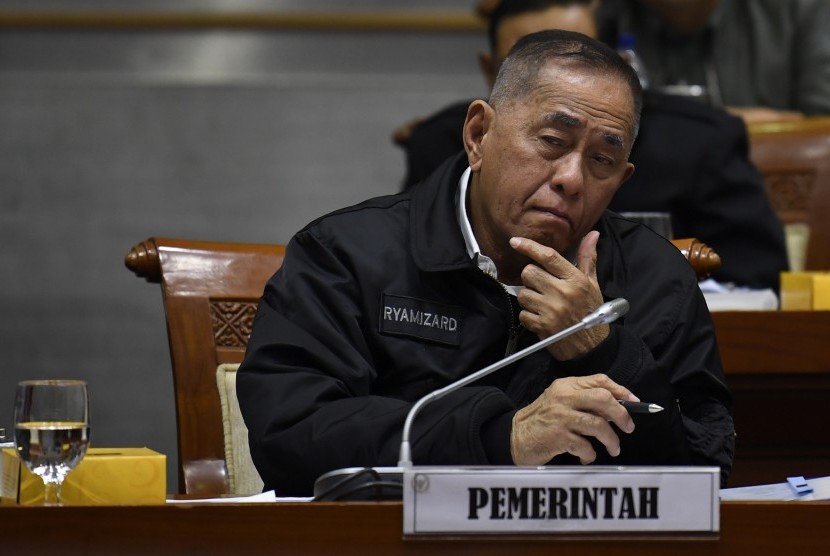 Menteri Pertahanan Ryamizard Ryacudu menyimak pertanyaan anggota dewan saat rapat kerja dengan Komisi I DPR di Komplek Parlemen, Senayan, Jakarta, Selasa (4/12/2018). 