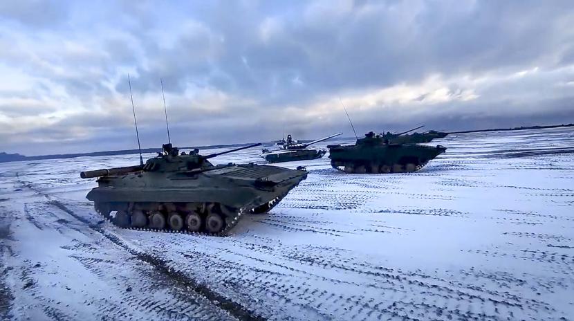 Menteri Pertahanan Sergei Shoigu telah menginstruksikan angkatan bersenjata Rusia untuk mengintensifkan aksi ke segala arah.