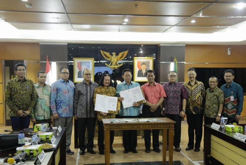 Menteri Pertainian Amran Sulaiman bersama Ketua Kamar Dagang dan Industri Indonesia Rosan Perkasa Roeslani dalam acara penandatangaanan kesepakatan investasi Partnership for Indonesia's Sustainable Agriculture - (PISAgro) Antara Kementan dengan Kamar Dagang dan Industri Indonesia (Kadin Indonesia) di Kantor Pusat Kementan, Jakarta, Jumat (23/11).