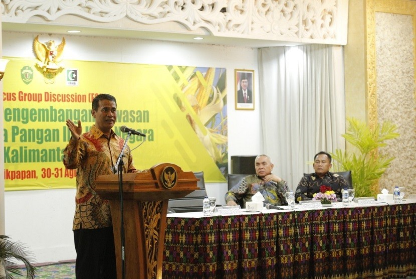 Menteri Pertanian Amran Sulaiman berbicara di Focus Group Discussion (FGD) Strategi Pengembangan Kawasan Penyangga Kemandirian Pangan Ibu Kota Negara di Kalimantan Timur (Kaltim), Balikpapan, Jumat malam (30/8).