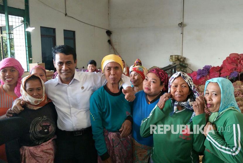 Menteri Pertanian Amran Sulaiman berfoto dengan petani bawang merah Brebes, Jawa Tengah, Jumat (18/8). 