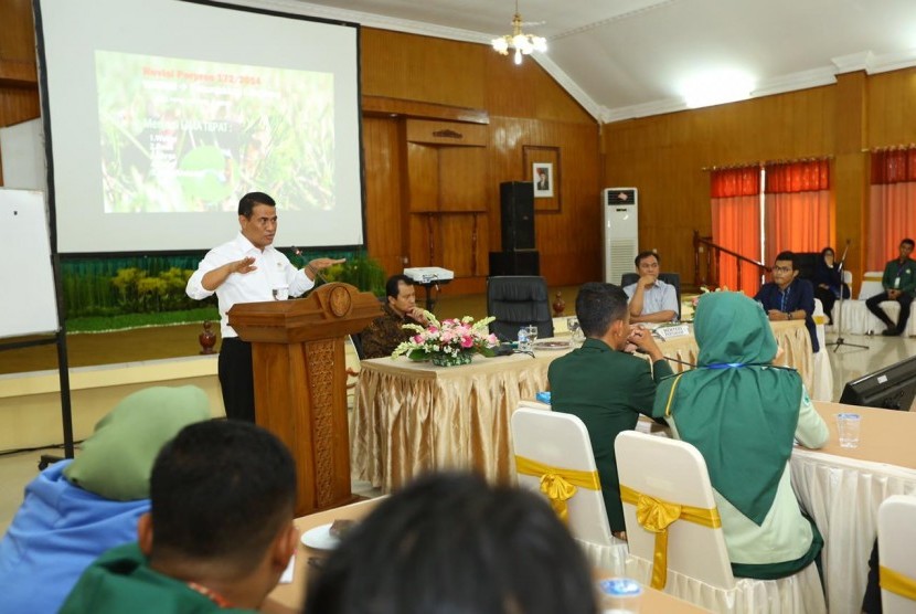 Menteri Pertanian Amran Sulaiman dalam Konsolidasi Nasional Mahasiswa Pertanian Indonesia bertema Training of Mapping yang digelar di Komplek Bumi Pusat Pelatihan Manajemen dan Kepemimpinan Pertanian (PPMKP) Ciawi, Jawa Barat, Selasa (4/12).